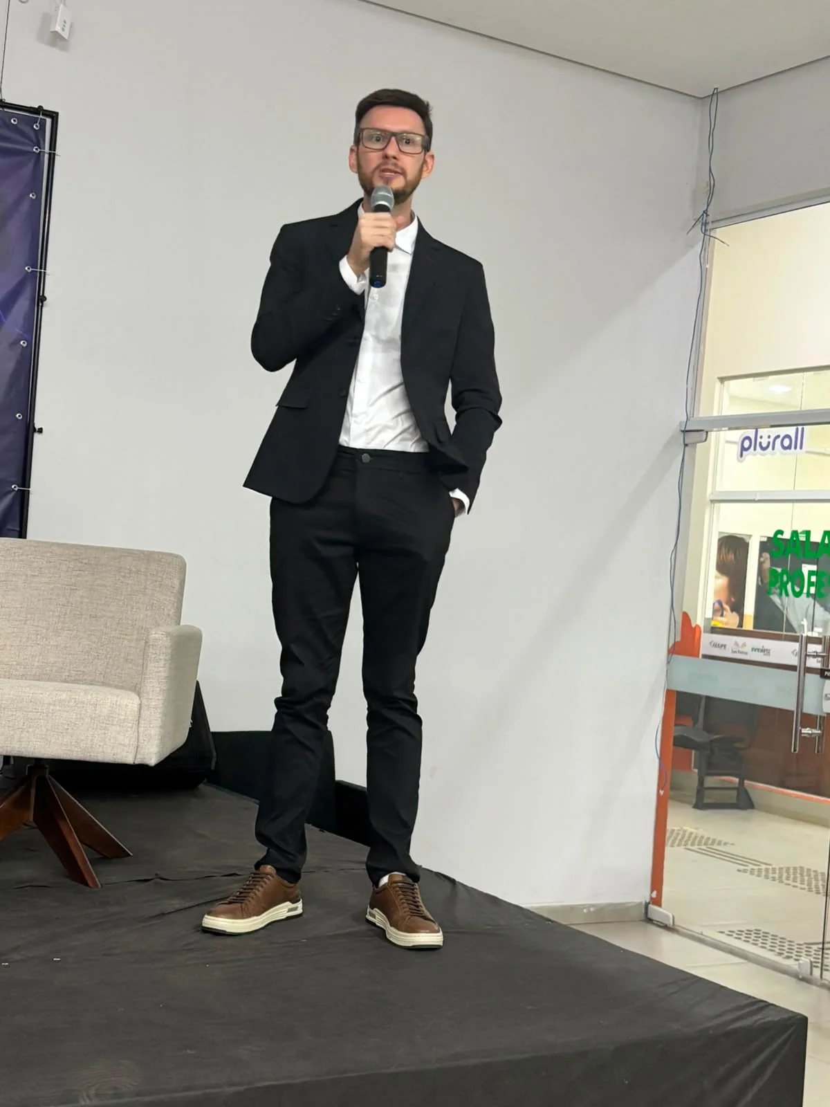 Apresentação no I CONADS, no palco com microfone