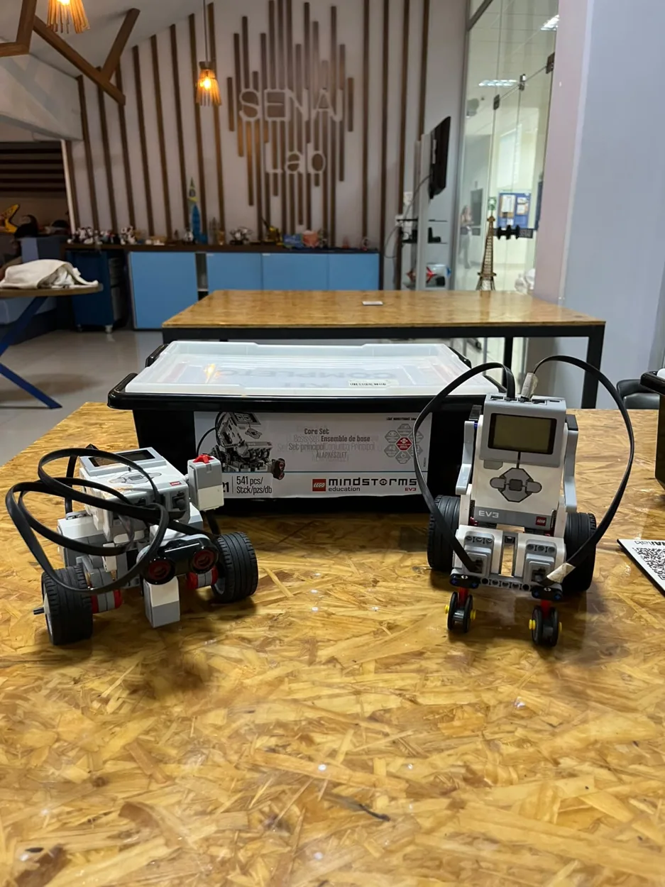 Protótipos de robótica LEGO EV3 em laboratório